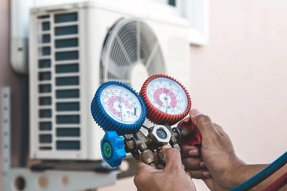Reemplazo de Capacitor y Contactor de AC en Lomita Park San Bruno CA — manómetros de refrigerante durante un servicio de AC
