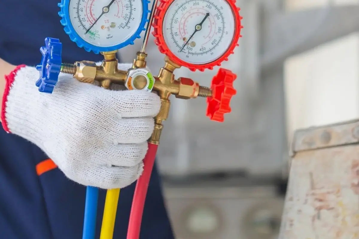 Reparación y Reemplazo de Compresor de AC en Belle Air Park San Bruno CA — manómetros de refrigerante durante un servicio de AC