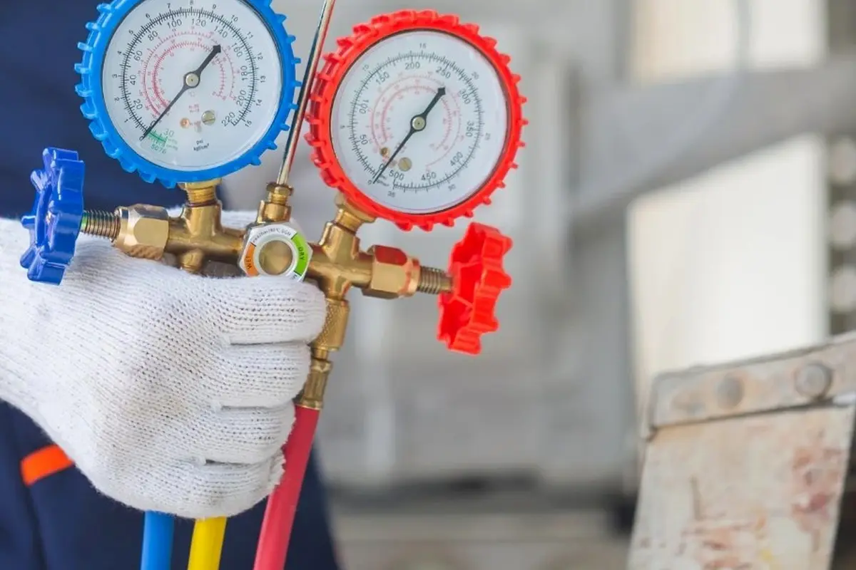 Reparación de Emergencia de Aire Acondicionado Central en Crestmoor San Bruno CA — manómetros de refrigerante durante un servicio de AC
