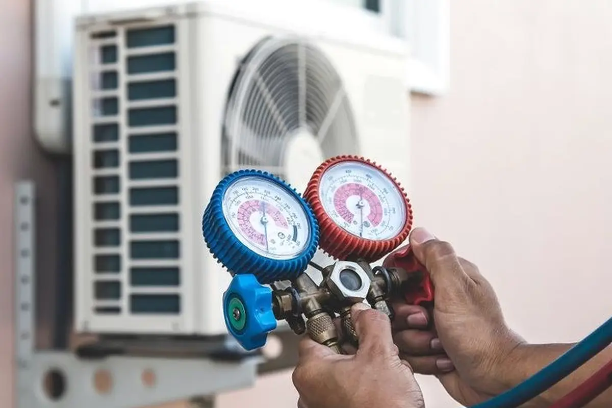 Reparación de Emergencia de Aire Acondicionado Central en Lomita Park San Bruno CA — manómetros de refrigerante durante un servicio de AC
