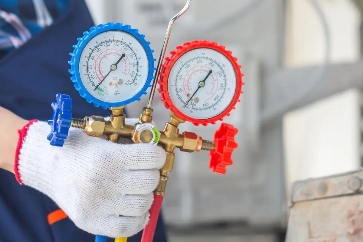 Reparación y Reemplazo de Termostato en Capuchino San Bruno CA — manómetros de refrigerante durante un servicio de AC